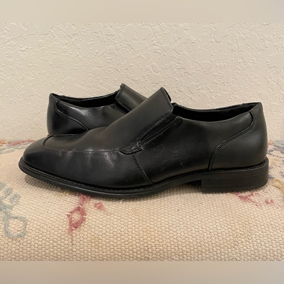 Apt. 9 Men's Sleek Black Slip-On Loafers - Picture 2 of 7